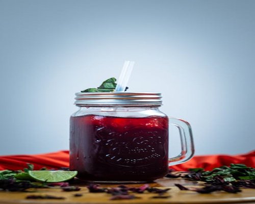 Mesa con comida casera y agua de jamaica