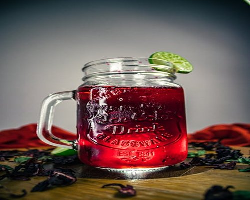 Vasos con agua de limón y jamaica fresca