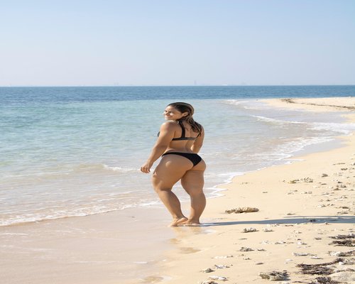 Mujer tomando una pausa activa en la oficina