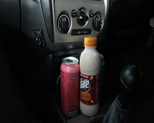 Snack saludable y botella de agua en el coche